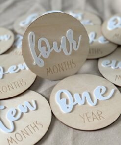 Alternative view of Wooden round shape (white)